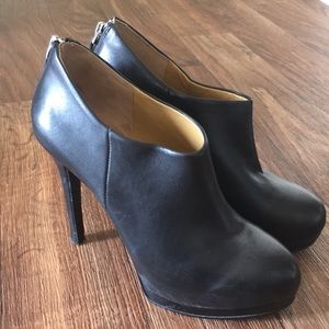 Gorgeous Nine West black leather booties